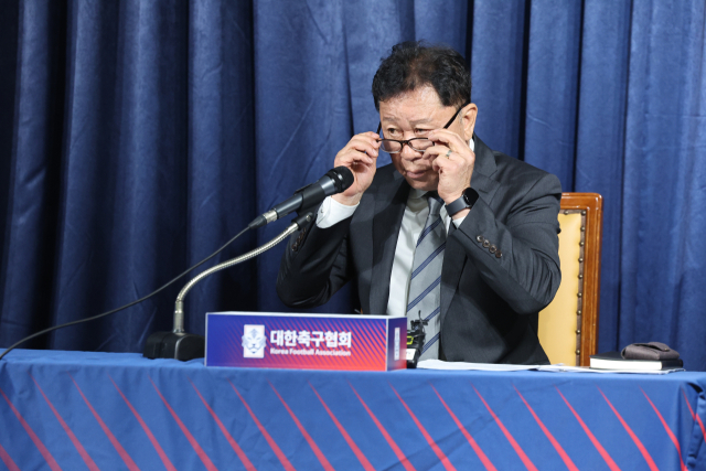 정해성 대한축구협회 국가대표전력강화위원장이 21일 오후 서울 종로구 축구회관에서 열린 전력강화위원회 회의 결과 브리핑에서 취재진 질문을 들으며 안경을 벗고 있다. 연합뉴스