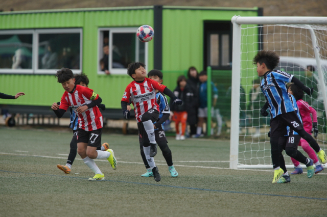 경기군포유소년팀과 김포ONE 팀과의 열띤 공중볼 다툼 장면. 고도현 기자