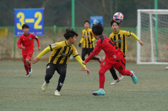 서울한마음클럽 VS 강릉시민축구단의 열띤 경기 장면. 고도현 기자