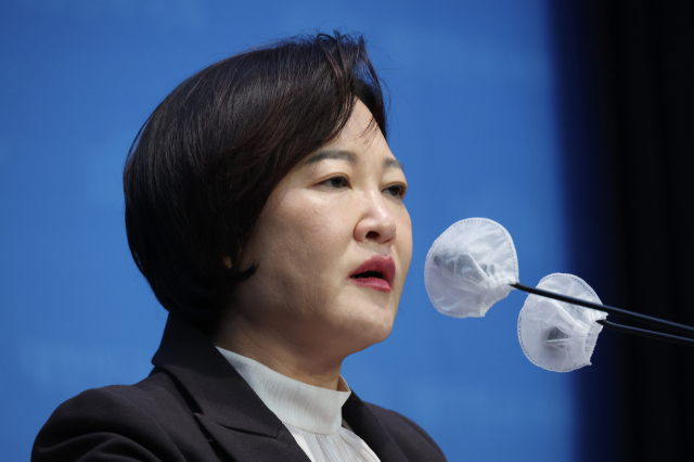 더불어민주당 이수진 의원이 22일 국회에서 탈당 기자회견을 하고 있다. 이날 공천관리위원회의 발표에 따르면 이 의원은 사실상 