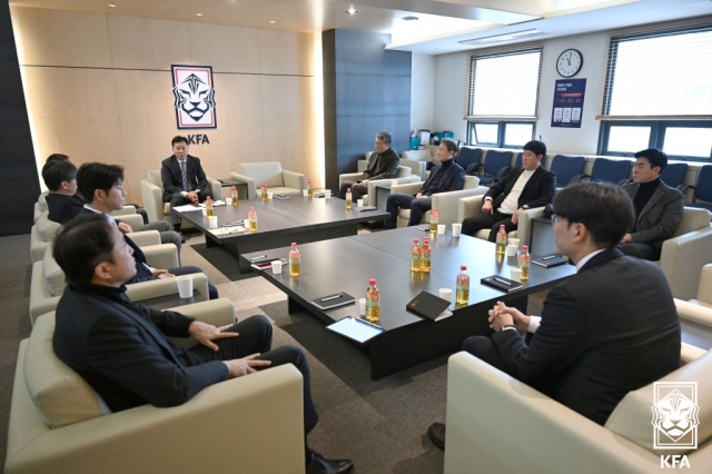 정해성 대한축구협회 국가대표전력강화위원장이 지난 21일 서울 종로구 축구회관에서 국가대표 전력강화위원회 회의를 열고 있다. 연합뉴스