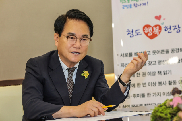 청도군의 평생학습 행복도시 조성에 따른 핵심과제에 대한 추진전략을 설명중인 김하수 청도군수. 청도군 제공