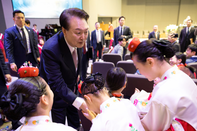 윤석열 대통령이 25일 경기도 수원시 영통구 원천침례교회에서 열린 '3·1운동 105주년 기념예배'에 참석해 이날 공연을 펼친 어린이 선교단원들과 인사하고 있다. 연합뉴스