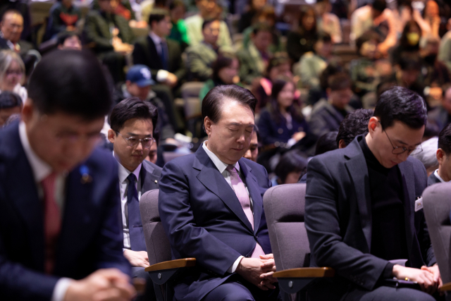 윤석열 대통령이 25일 경기도 수원시 영통구 원천침례교회에서 열린 '3·1운동 105주년 기념예배'에 참석해 기도하고 있다. 연합뉴스