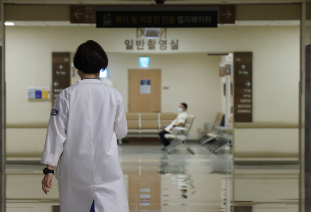 정부의 의대 정원 증원 정책에 반발한 전공의들이 집단 행동을 이어가고 있는 25일 오전 서울 시내 한 대형병원에서 의료진이 이동하고 있다. 연합뉴스