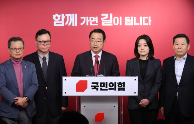 국민의힘 정영환 공천관리위원장과 위원들이 25일 서울 여의도 당사에서 1차 공천 결과를 발표하고 있다. 연합뉴스