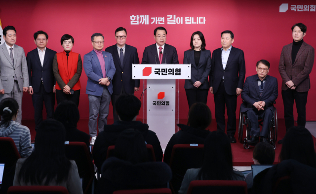 국민의힘 정영환 공천관리위원장과 위원들이 25일 서울 여의도 당사에서 1차 공천 결과를 발표하고 있다. 연합뉴스