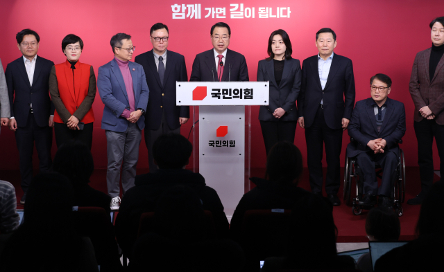 국민의힘 정영환 공천관리위원장과 위원들이 25일 서울 여의도 당사에서 1차 공천 결과를 발표하고 있다. 연합뉴스