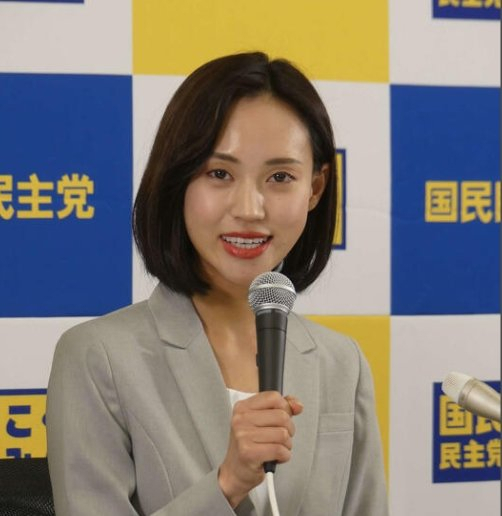 일본 전직 아나운서 다카하시 마리가 유흥업소에서 일한 과거 탓에 당으로부터 불출마 요구를 받았다고 주장했다. 인터넷 캡쳐