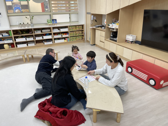 지난 14일 강동초 병설유치원에서 초등학교 입학예정 다문화가정 유아와 학부모(父 국적: 뉴질랜드)가 교사에게서