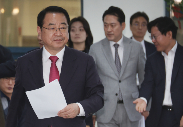 국민의힘 정영환 공천관리위원장과 위원들이 25일 서울 여의도 당사에서 1차 공천 결과를 발표하기 위해 입장하고 있다. 연합뉴스