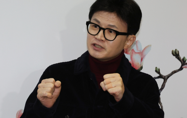 국민의힘 한동훈 비상대책위원장이 26일 여의도 당사에 출근하던 중 취재진의 질문에 답하고 있다. 연합뉴스