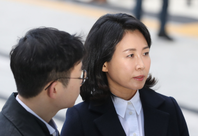 2022년 제20대 대통령 선거와 관련한 공직선거법 위반 혐의로 재판에 넘겨진 더불어민주당 이재명 대표의 배우자 김혜경 씨가 26일 오후 경기 수원지법에서 열린 첫 재판에 출석하기 위해 법원으로 이동하고 있다. 연합뉴스