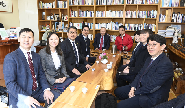 대구한의대학교는 26일 경북도청에서 이철우 경북도지사, 김광열 영덕군수, 담빈 바자르락차 주한몽골대사관 대리, 루브산 쿠렐바타르 몽골 모노스그룹 회장 등과 함께 국제교류협력회의를 개최했다. 대구한의대학교 제공.