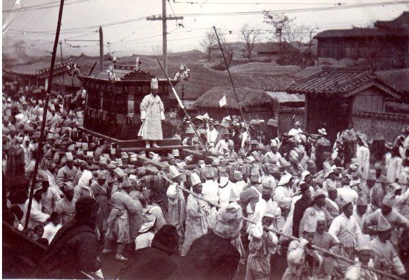 1919년 3월 3일 거행된 고종 장례식. 예행연습일인 3월 1일, 대규모 만세 시위가 시작됐다.