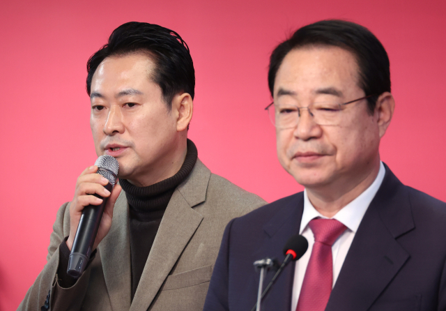 국민의힘 정영환 공천관리위원장(오른쪽)과 장동혁 사무총장이 26일 여의도 당사에서 회의결과를 발표하고 있다. 연합뉴스