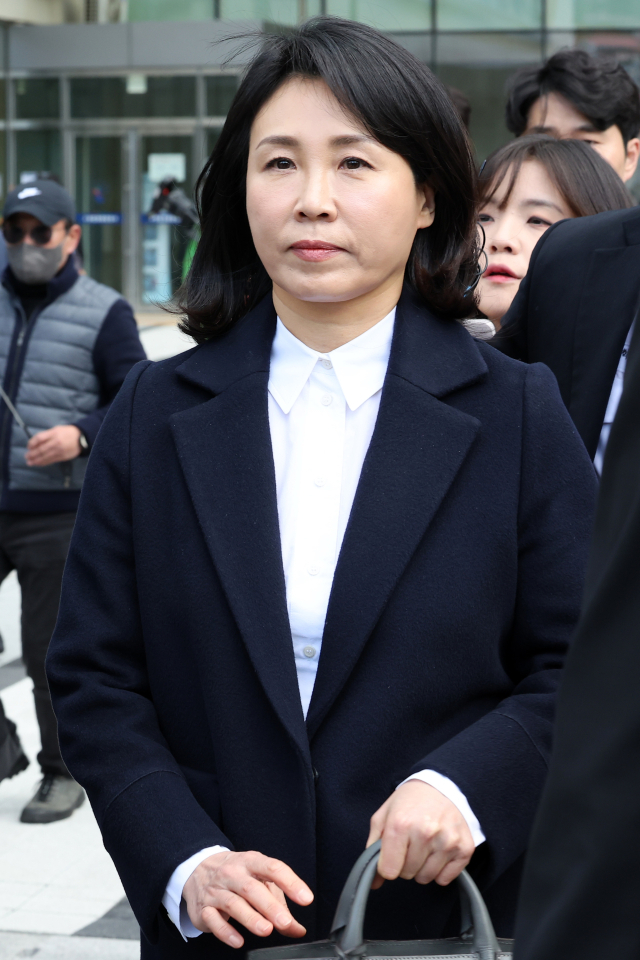 2022년 제20대 대통령 선거와 관련한 공직선거법 위반 혐의로 재판에 넘겨진 더불어민주당 이재명 대표의 배우자 김혜경 씨가 26일 오후 경기 수원지법에서 열린 첫 재판을 마치고 청사를 빠져나오고 있다. 연합뉴스
