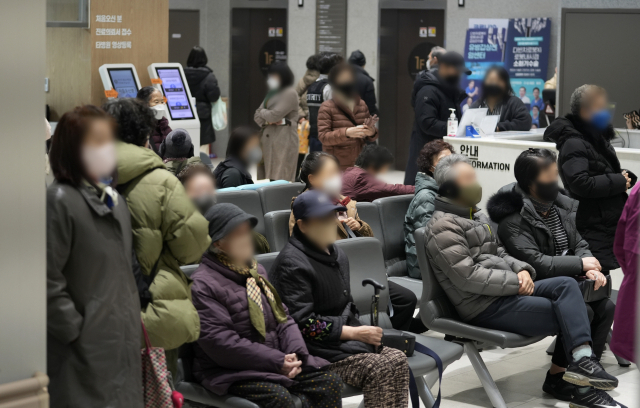 전공의 이탈 1주일째인 26일 오전 대구 시내의 한 2차병원이 진료시작 전부터 환자들로 붐비고 있다. 김영진 기자 kyjmaeil@imaeil.com