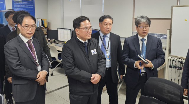 백원국 국토교통부 제2차관이 22일 대구 동구 항공교통본부를 방문 공역 운영 및 하늘길 안전관리 상황을 점검하고 있다. 연합뉴스