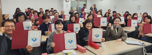 운경복지재단 대구중구노인상담소(소장 김후남)는 지난 23일 14기 상담자원봉사자 양성교육 기초과정 수료식을 갖고 40명의 수료자를 배출했다. 대구중구노인상담소 제공