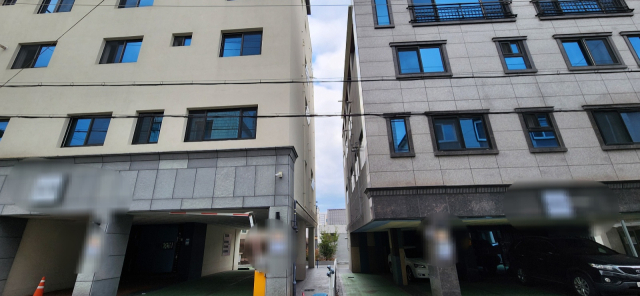 26일 찾은 대구 남구 대명동의 원룸촌. 전세사기 피해를 호소하는 피해자들이 거주하는 건물이 나란히 붙어있다. 임대인은 남구, 달서구 일대에 건물 10여채를 보유하고 있어 앞으로 피해가 더욱 커질 수 있다는 우려가 나온다. 윤수진 기자