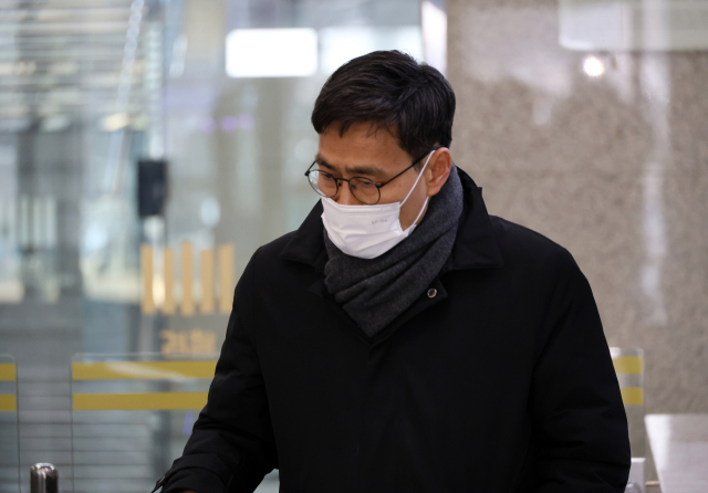 문재인 정부의 집값 등 국가 통계 조작에 관여한 혐의를 받는 윤성원 전 국토교통부 1차관과 이문기 전 행정중심복합도시건설청장에 대한 두 번째 구속심사가 26일 대전지법에서 열렸다. 사진은 이날 오후 이문기 전 청장이 구속 전 피의자 심문 전 대전지검에 출석하는 모습. 연합뉴스