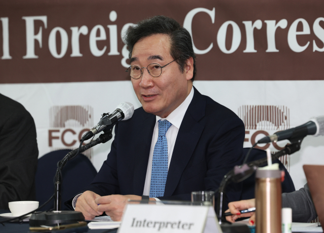 새로운미래 이낙연 공동대표가 26일 오후 서울 중구 프레스센터에서 열린 외신기자간담회에서 모두발언을 하고 있다. 연합뉴스