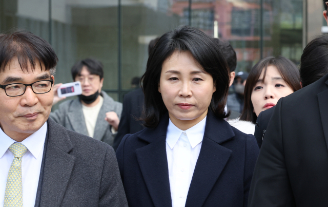 2022년 제20대 대통령 선거와 관련한 공직선거법 위반 혐의로 재판에 넘겨진 더불어민주당 이재명 대표의 배우자 김혜경 씨가 26일 오후 경기 수원지법에서 열린 첫 재판을 마치고 청사를 빠져나오고 있다. 연합뉴스
