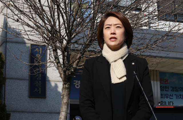 더불어민주당 고민정 최고위원이 민주당이 고발한 류희림 방송심의위원장 이해충돌방지법 위반 관련 고발인 조사를 받기 위해 29일 서울 양천경찰서로 출석하며 입장을 밝히고 있다. 연합뉴스