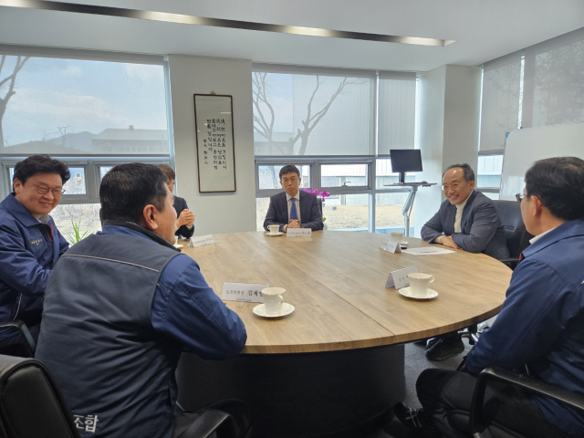 추경호 4·10총선 예비후보(대구 달성군·국민의힘, 오른쪽 두번째)는 26일 대구 달성군 유가읍에 위치한 HD현대로보틱스를 방문해 생산 현장을 둘러보고, 지역 로봇산업 육성을 위한 간담회를 가졌다. 추경호 예비후보 제공