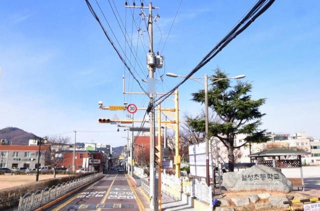 전선 지중화 사업이 예정된 경주 월성초등학교 통학로 모습. 네이버지도 거리뷰 캡처