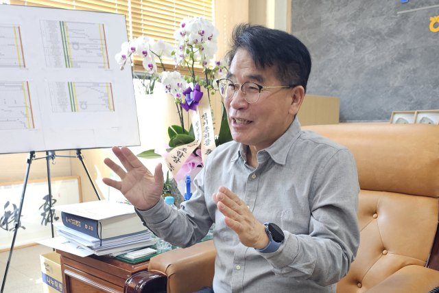 김택동 동구미농협 조합장이 27일 오전 자신의 집무실에서 앞으로의 경영 방침에 대해 설명하고 있다. 조규덕기자