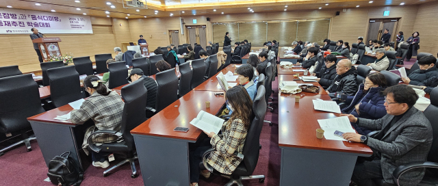 안동시와 한국국학진흥원은 27일 안동예술의전당에서 '수운잡방', '음식디미방' 등 고조리서 세계기록유산 등재추진을 위한 학술대회를 개최했다. 엄재진 기자