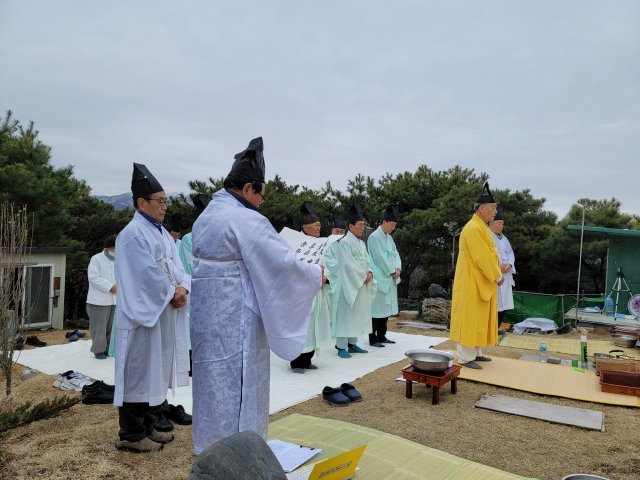 대구 군위문화원은 효령면 고곡리 월리봉 산정 천상원고단에서 국태민안과 남북한 평화통일을 기원하는 천신제를 올렸다. 군위군 제공