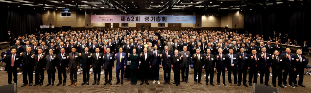 중소기업중앙회는 27일 여의도 중소기업중앙회관 KBIZ홀에서 중소기업협동조합 및 관련 중소기업단체 대표 등 450여명이 참석한 가운데 제62회 정기총회를 열었다. 중기중앙회 제공