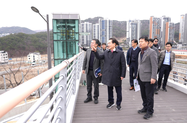 최기문(앞쪽 가운데) 영천시장을 비롯한 관계공무원들이 경남 양산시를 방문해 금호 역세권 개발사업에 접목할 우수 사례를 벤치마킹하고 있다. 영천시 제공