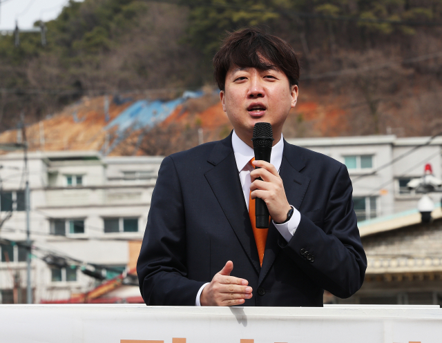 개혁신당 이준석 대표가 27일 오후 경기도 용인시 처인구 용인중앙시장을 방문해 발언하고 있다. 연합뉴스