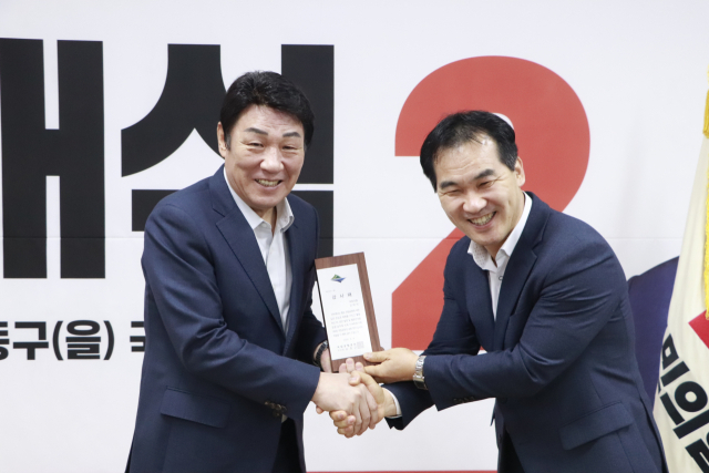 강대식 4·10 총선 예비후보(대구 동구을·국민의힘)가 27일 제4회 국립공원의 날을 맞아 팔공산의 국립공원으로 승격에 혁혁한 공로를 인정받아 국립공원공단으로부터 감사패를 받았다. 강대식 예비후보 제공