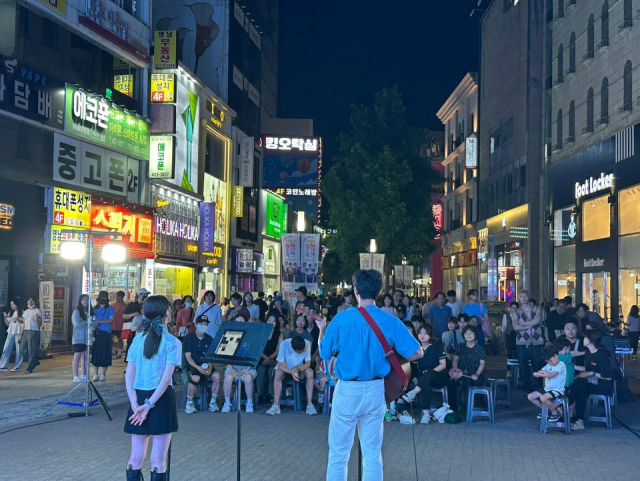 동성로28아트스퀘어(옛 대구백화점 앞)에서 거리 버스킹 공연이 진행되고 있다. 매일신문DB