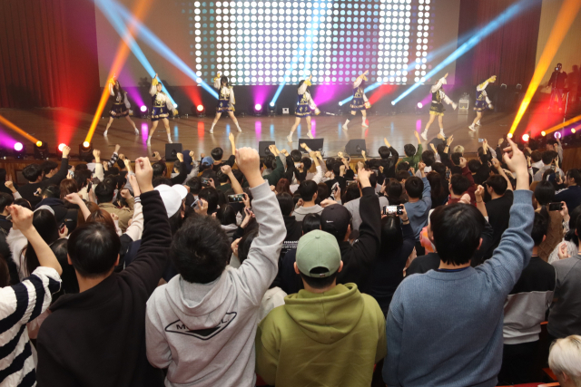 무주 태권도원에서 열린 구미대 신입생 오리엔테이션에서 학생들이 인기가수 축하공연에 환호하고 있다. 구미대 제공