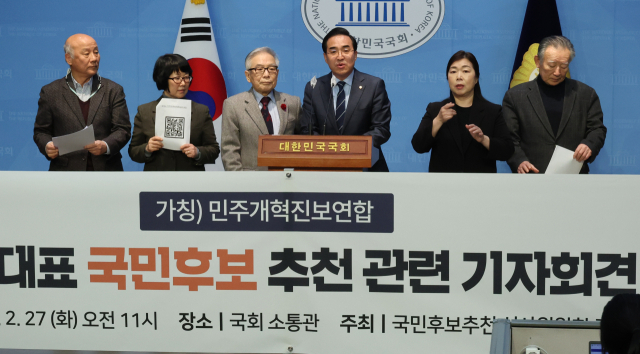 박홍근 민주당 민주연합추진단장이 27일 국회에서 민주개혁진보연합 비례대표 국민후보 추천 기자회견을 하고 있다. 연합뉴스