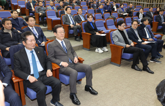 27일 국회에서 열린 더불어민주당 의원총회에 이재명 대표와 홍익표 원내대표가 참석해 있다. 연합뉴스