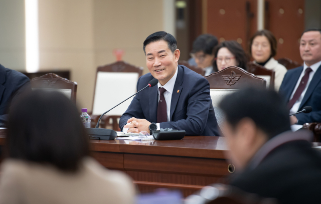 신원식 국방부 장관이 지난 26일 서울 용산구 국방부 청사에서 열린 기자간담회에서 발언하고 있다. 연합뉴스