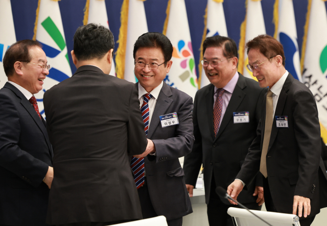 이철우 경북도지사(가운데)기 27일 청와대 영빈관에서 열린 제6차 중앙지방협력회의에 참석해 회의 시작 전 이주호 사회부총리 겸 교육부 장관, 우동기 지방시대위원장(오른쪽 두 번째) 등 참석자들과 인사하고 있다. 연합뉴스