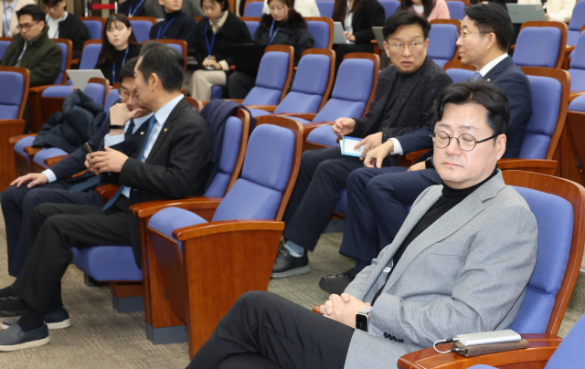 더불어민주당 홍익표 원내대표가 27일 국회에서 열린 의원총회에 참석해 있다. 연합뉴스