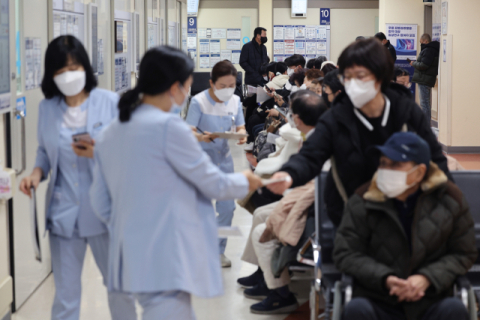 전공의 재계약 포기 금지 '채찍'…의료사고 책임 면제 '당근'