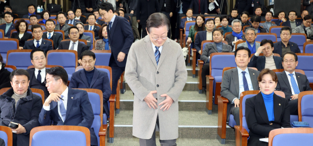 더불어민주당 이재명 대표가 27일 국회에서 열린 의원총회에 참석하고 있다. 연합뉴스