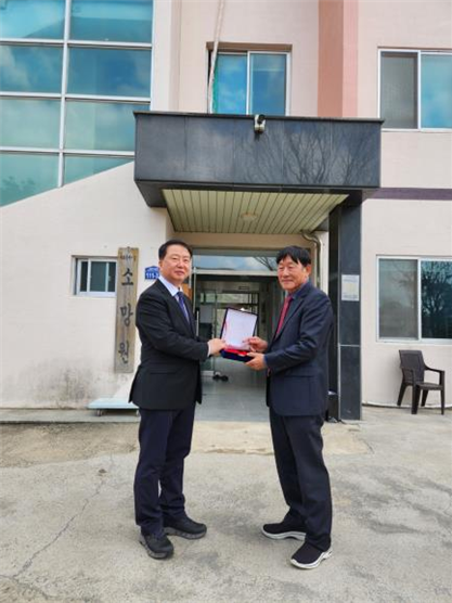 김동현(왼쪽) 대구교정청장이 27일 사회복지시설인 경남 창원 소망원을 방문해 감사패와 기념품을 전달하고 있다. [사진=대구교정청]