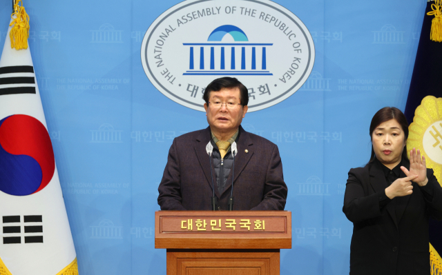 더불어민주당 설훈 의원이 28일 국회에서 탈당 기자회견을 하고 있다. 연합뉴스