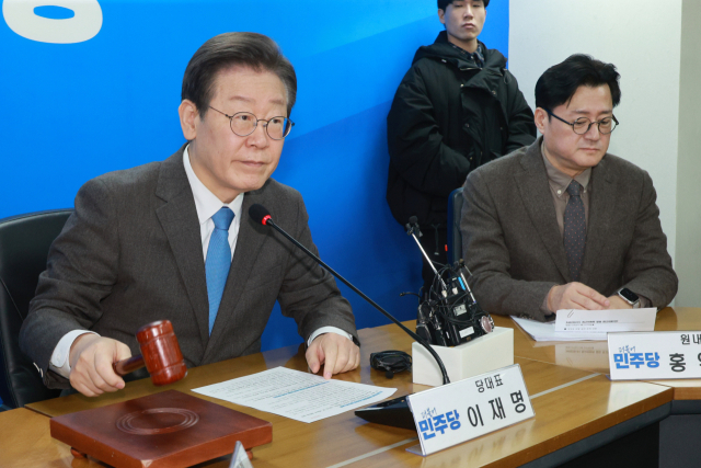 더불어민주당 이재명 대표가 28일 서울 여의도 중앙당사에서 열린 최고위원회의에서 의사봉을 두드리고 있다. 연합뉴스